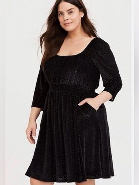 torrid blk vlvt burnout 3/4 slc drss w elastic nkline & wst WM 3X goth going out